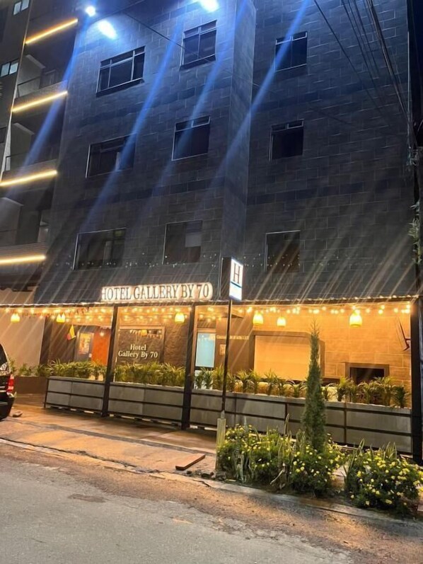 A hotel with a sign reading 'HOTEL GALLERY BY 70' and a well-lit entrance. - Hotel Gallery By 70 (Medellín)