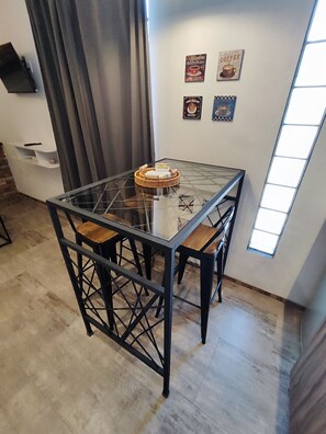 Departamento Confort, vista a la ciudad | Cocina privada | Tostadora, plancha de cocina, artículos de limpieza y congelador