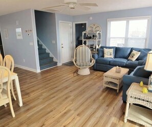 Living area - Beautiful 4-bedroom house with AC in lovely Murrells Inlet (Murrells Inlet)