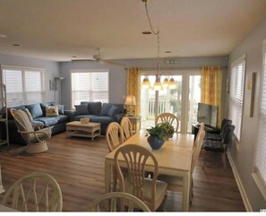 Living area - Beautiful 4-bedroom house with AC in lovely Murrells Inlet (Murrells Inlet)