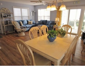 Living area - Beautiful 4-bedroom house with AC in lovely Murrells Inlet (Murrells Inlet)