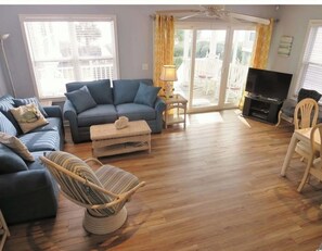 Living area - Beautiful 4-bedroom house with AC in lovely Murrells Inlet (Murrells Inlet)