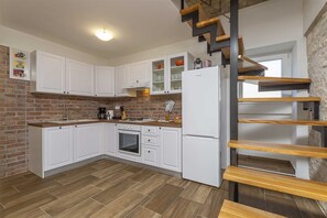 Wasserkocher mit Kaffee-/Teezubehör, Kühlschrank, Mikrowelle, Ofen