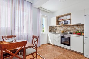 Private kitchen - Waikiki Beach House Apartments 2BDR (Tivat)