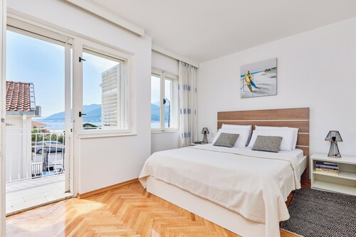 Waikiki Beach House Apartments 2BDR