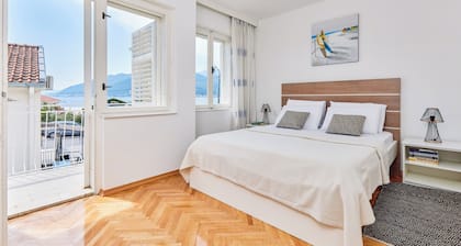 Waikiki Beach House Apartments 2BDR
