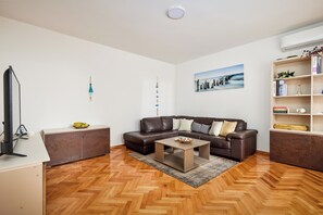 Living area - Waikiki Beach House Apartments 2BDR (Tivat)