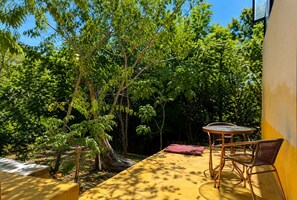 Outdoor dining - Bungalow doble, cama Queen, cocina completa. (Cuatunalco)