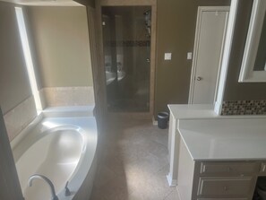 Hair dryer, towels, soap, toilet paper - Spacious 4-bedroom house in superb Dallas with  a relaxing hot tub and pool (Dallas)