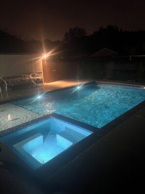 Outdoor pool - Spacious 4-bedroom house in superb Dallas with  a relaxing hot tub and pool (Dallas)