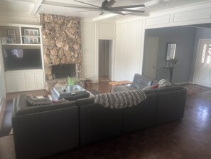 Smart TV, fireplace - Spacious 4-bedroom house in superb Dallas with  a relaxing hot tub and pool (Dallas)