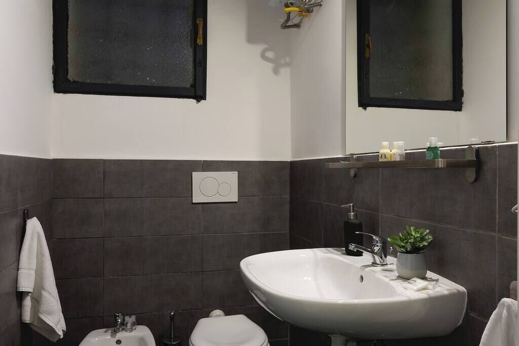 Shower, bidet, towels