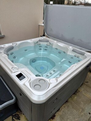 Outdoor spa tub - Vrbo Property (CHAMPEIX)