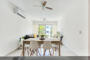 Dining - Beautiful, modern and spacious on Long Island. Pool view and 24/7 security (Cancún)