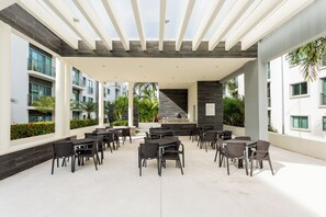 Outdoor dining - Beautiful, modern and spacious on Long Island. Pool view and 24/7 security (Cancún)