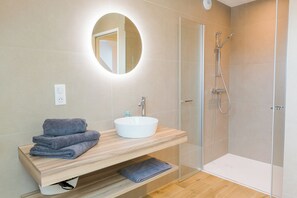 Dusche, Haartrockner, Handtücher, Seife