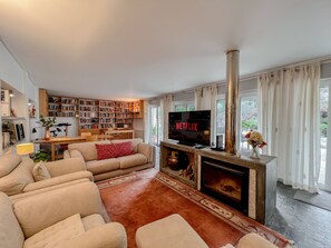 TV - Casa das Rampas – Nature Retreat with Pool (Caminha)
