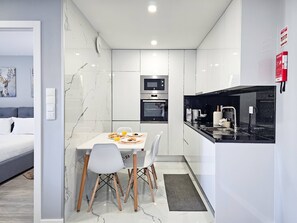 Fridge, microwave, oven, stovetop - CR Guest House - cosy apartment near the beach (Viana do Castelo)
