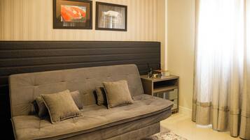 Departamento, balcón, vista a la playa | Área de sala de estar