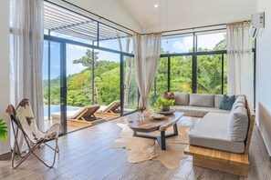 TV - Brand-New Jungle Hideaway with Ocean View (Sámara)