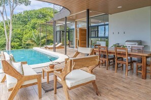 Outdoor dining - Brand-New Jungle Hideaway with Ocean View (Sámara)