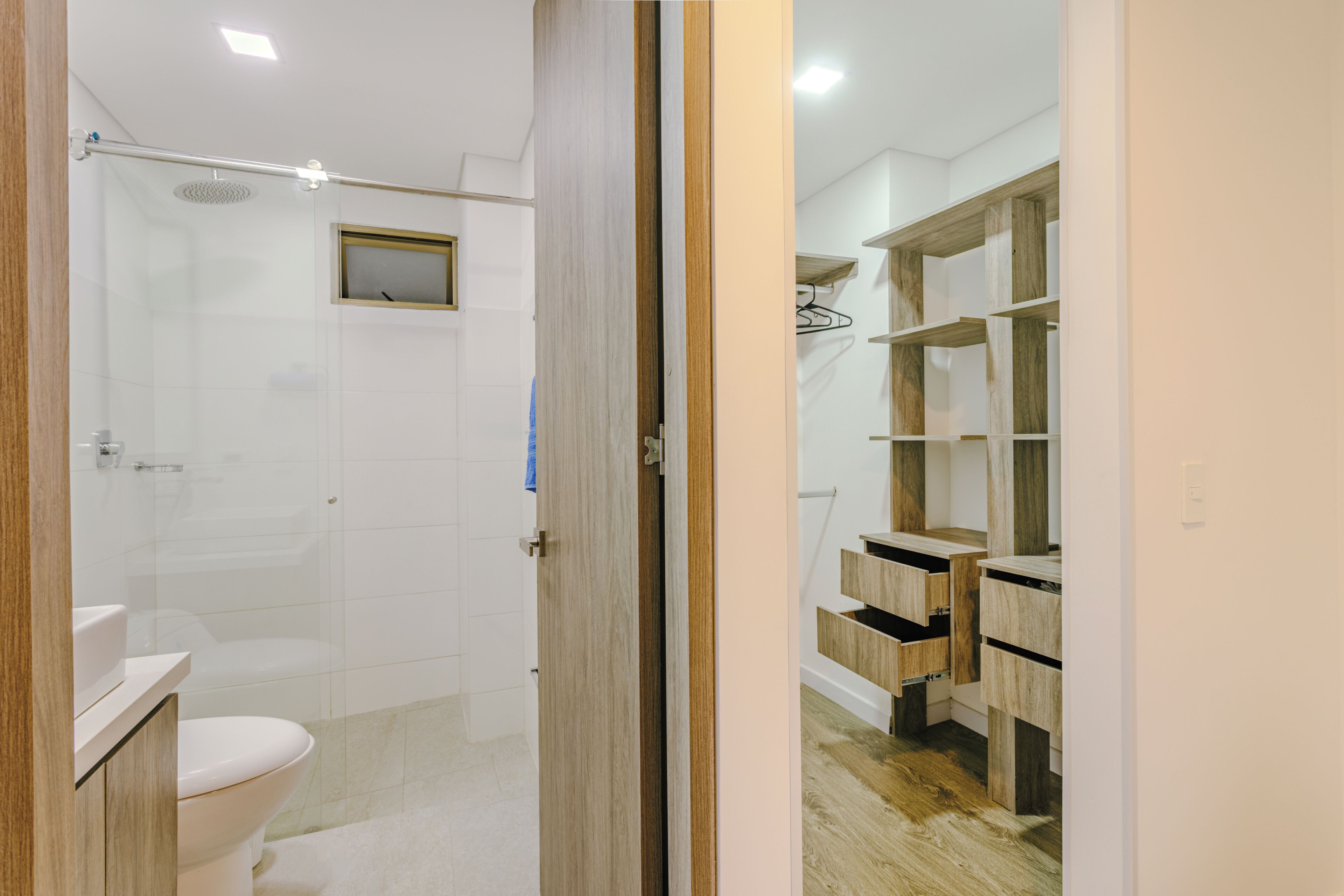 Een douche, een haardroger, handdoeken, zeep