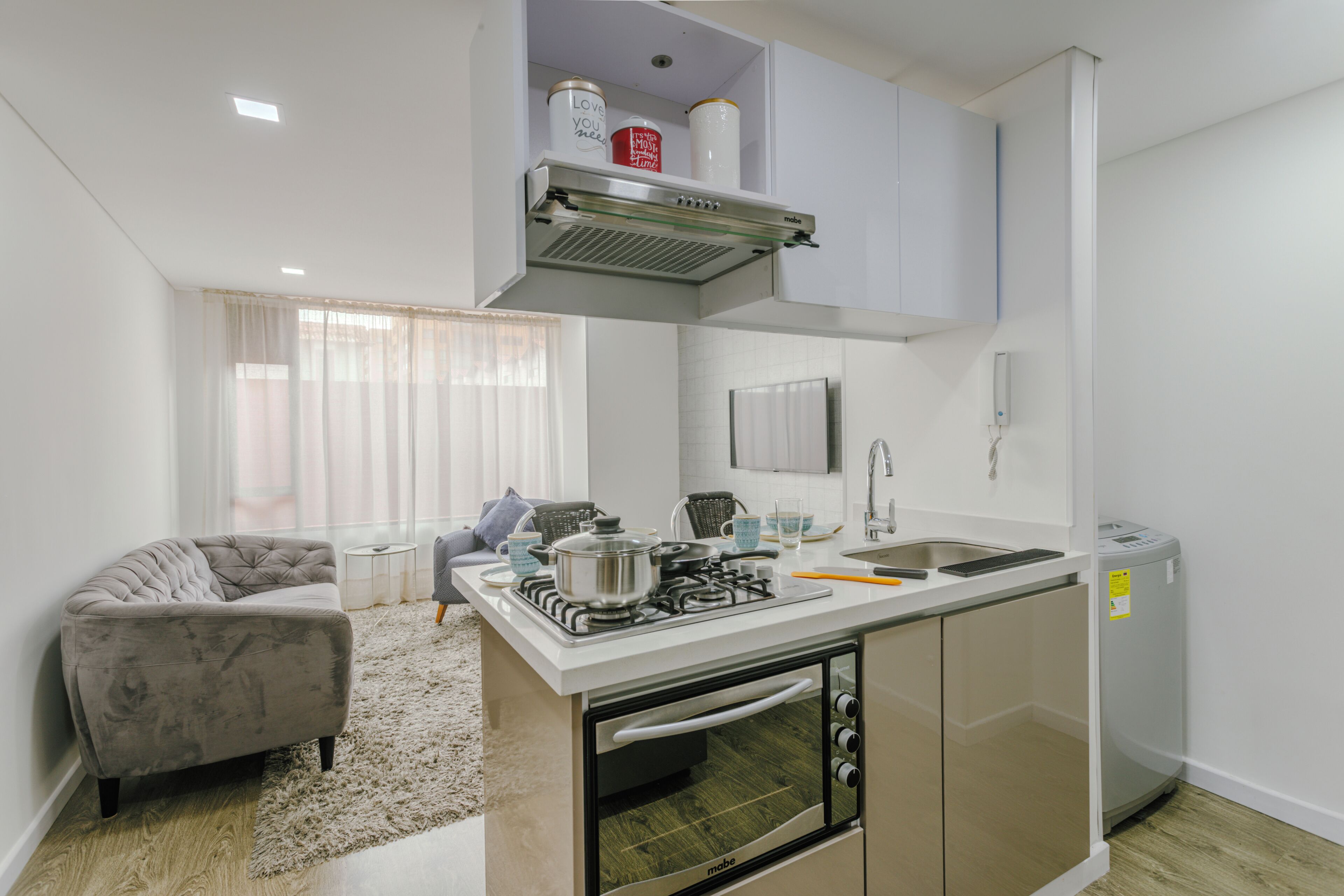 Geladeira, micro-ondas, fogão, cooktop