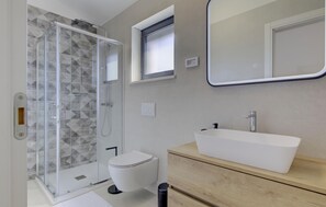 Shower, hair dryer - Stunning home in Fazana (Fazana)