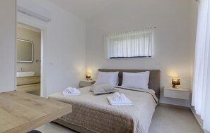3 bedrooms, in-room safe, iron/ironing board, travel crib