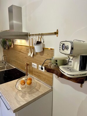 Microwave, stovetop, dishwasher - Domus Auri Vatican Jacuzzi Boutique Stay (Roma)