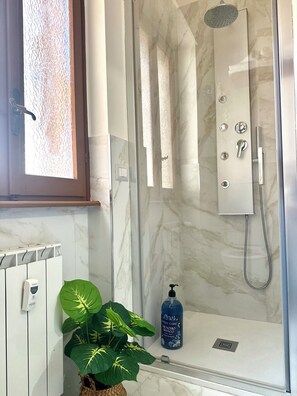 Hair dryer, bidet, towels, soap - Domus Auri Vatican Jacuzzi Boutique Stay (Roma)