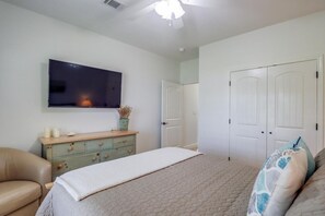 2 bedrooms, iron/ironing board, WiFi, bed sheets - Short Block to Beach | Sleeps 4 | 30+ Day Renters Welcome! (Long Beach)