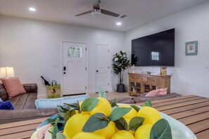 TV - Short Block to Beach | Sleeps 4 | 30+ Day Renters Welcome! (Long Beach)