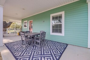 Outdoor dining - Short Block to Beach | Sleeps 4 | 30+ Day Renters Welcome! (Long Beach)