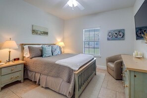 2 bedrooms, iron/ironing board, WiFi, bed sheets - Short Block to Beach | Sleeps 4 | 30+ Day Renters Welcome! (Long Beach)