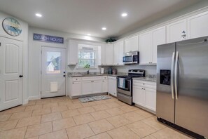 Fridge, microwave, oven, stovetop - Short Block to Beach | Sleeps 4 | 30+ Day Renters Welcome! (Long Beach)