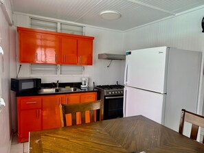 Wasserkocher mit Kaffee-/Teezubehör, Kühlschrank, Mikrowelle, Ofen