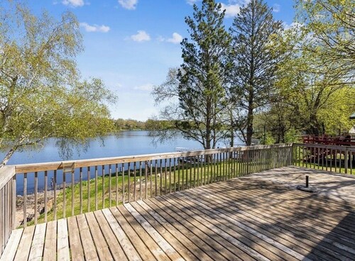 Cozy Lakeside Retreat: Charming Cabin on Lake Marie in South Haven, MN.