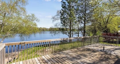Cozy Lakeside Retreat: Charming Cabin on Lake Marie in South Haven, MN.