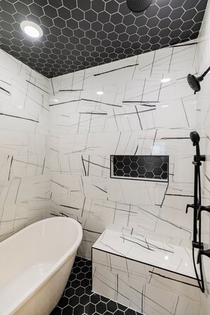 Haartrockner, Handtücher, Toilettenpapier