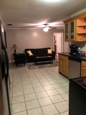Living area - Pet Friendly home with hot tub and access to Taylor Park (Largo)