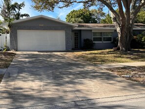 Exterior - Pet Friendly home with hot tub and access to Taylor Park (Largo)