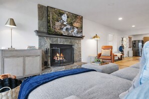 Living area - 180° Mtn Views / Private Retreat w/ Decks, Fire Pit & Lake Access (Brevard)