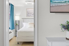 2 bedrooms - Ocean Breeze Resort 213 (Daytona Beach Shores)
