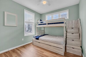 3 bedrooms, WiFi, bed sheets - 10th Street Beach Block Condo (Ocean City)