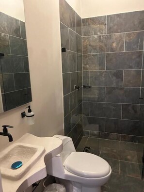 ห้องสแตนดาร์ดสำหรับสี่ท่าน | ห้องน้ำ