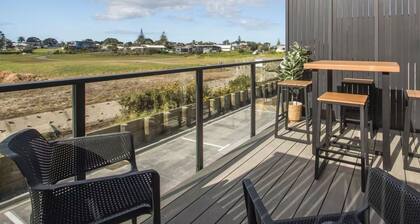 Modern Coastal Stay - Waihi Beach (#B5)