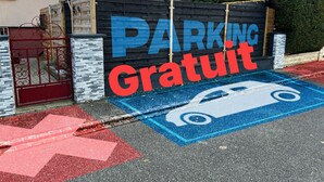 Een parkeerplaats met een bord dat gratis parkeren aangeeft.
