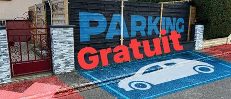 A parking area with a sign indicating free parking.