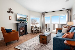 Smart TV, books - Stateroom 322|Beachfront Condo|Downtown + Tart Trail (Traverse City)
